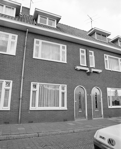882267 Gezicht op de voorgevels van de woningen Douwes Dekkerstraat 10-12 te Utrecht.